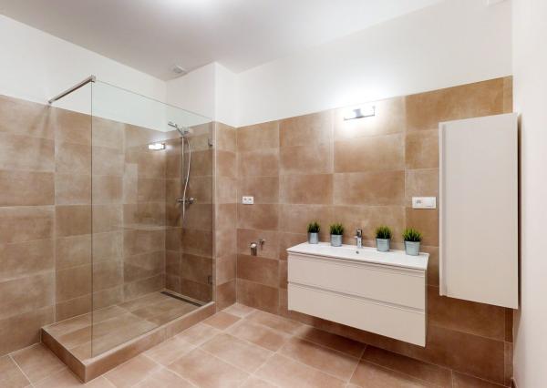 PRENAJATÉ - Úplne nový, elegantný 3 izb. byt 123 m2 zariadený, 2 x parking, priamo v centre BA I - Staré Mesto.