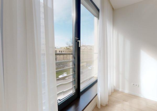 PRENAJATÉ - Úplne nový, elegantný 3 izb. byt 123 m2 zariadený, 2 x parking, priamo v centre BA I - Staré Mesto.