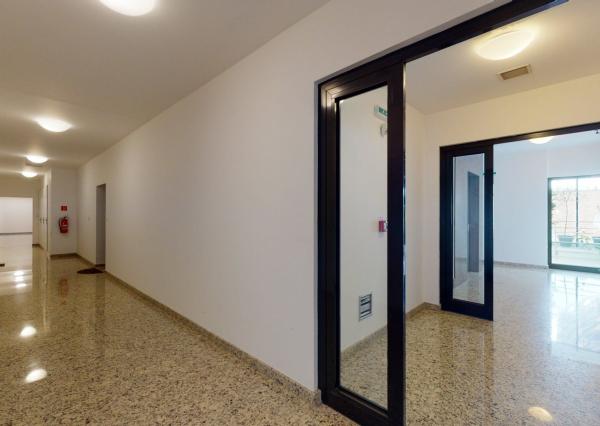 PRENAJATÉ - Úplne nový, elegantný 3 izb. byt 123 m2 zariadený, 2 x parking, priamo v centre BA I - Staré Mesto.