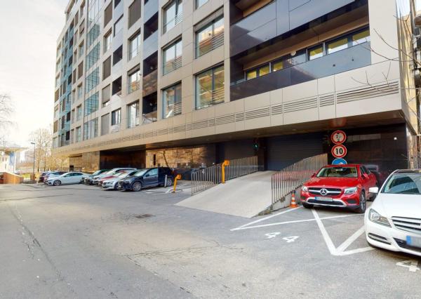 PRENAJATÉ - Úplne nový, elegantný 3 izb. byt 123 m2 zariadený, 2 x parking, priamo v centre BA I - Staré Mesto.