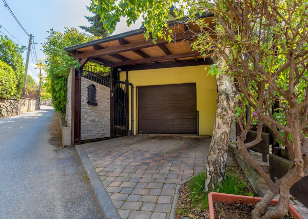 Prenajaté: rod.dom v tesnej BLÍZKOSTI LESA,NÁMESTIA a PÚTNICKÉHO AREÁLU