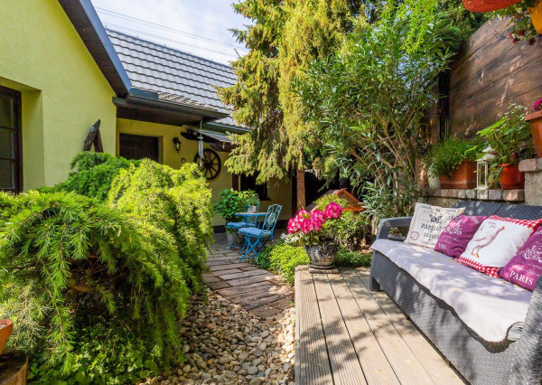 Prenajaté: rod.dom v tesnej BLÍZKOSTI LESA,NÁMESTIA a PÚTNICKÉHO AREÁLU