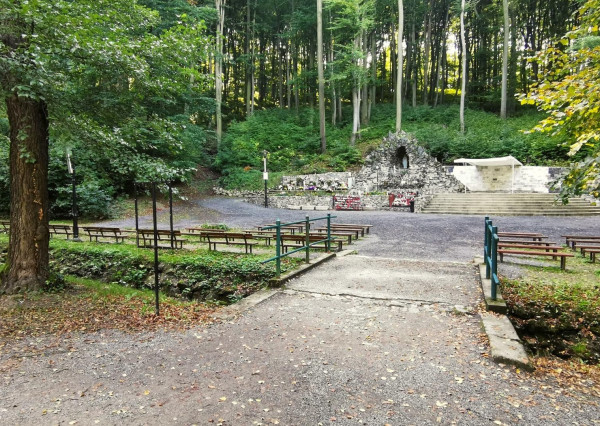 Prenajaté: rod.dom v tesnej BLÍZKOSTI LESA,NÁMESTIA a PÚTNICKÉHO AREÁLU