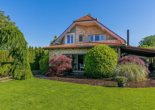 PREDANÉ -5 izb.rodinný dom s POZEMKOM 1330 m2 v tesnej blízkosti lesa s krásnou záhradou,bazénom,záhr.domčekom.