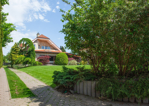 PREDANÉ -5 izb.rodinný dom s POZEMKOM 1330 m2 v tesnej blízkosti lesa s krásnou záhradou,bazénom,záhr.domčekom.