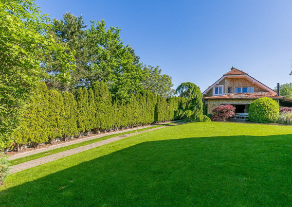 PREDANÉ -5 izb.rodinný dom s POZEMKOM 1330 m2 v tesnej blízkosti lesa s krásnou záhradou,bazénom,záhr.domčekom.