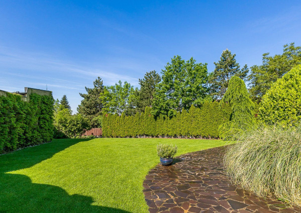 PREDANÉ -5 izb.rodinný dom s POZEMKOM 1330 m2 v tesnej blízkosti lesa s krásnou záhradou,bazénom,záhr.domčekom.