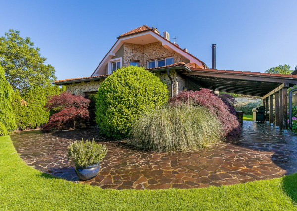 PREDANÉ -5 izb.rodinný dom s POZEMKOM 1330 m2 v tesnej blízkosti lesa s krásnou záhradou,bazénom,záhr.domčekom.