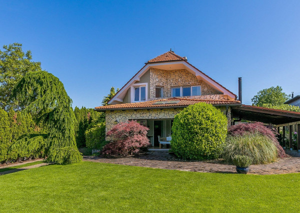 PREDANÉ -5 izb.rodinný dom s POZEMKOM 1330 m2 v tesnej blízkosti lesa s krásnou záhradou,bazénom,záhr.domčekom.