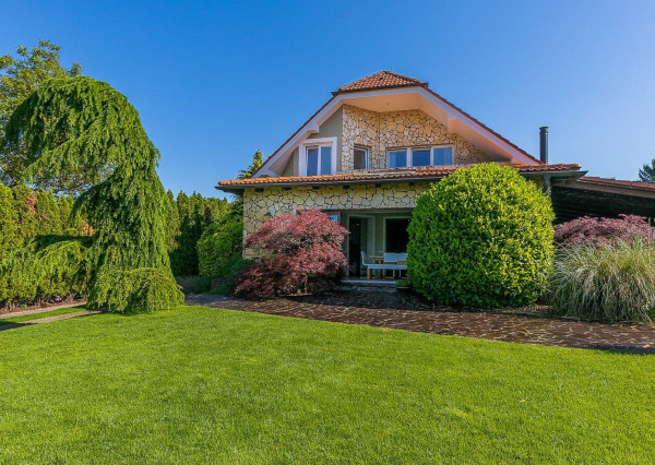 PREDANÉ -5 izb.rodinný dom s POZEMKOM 1330 m2 v tesnej blízkosti lesa s krásnou záhradou,bazénom,záhr.domčekom.