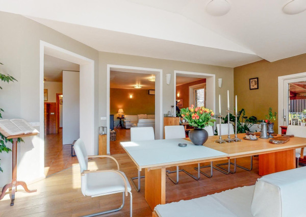 PREDANÉ -5 izb.rodinný dom s POZEMKOM 1330 m2 v tesnej blízkosti lesa s krásnou záhradou,bazénom,záhr.domčekom.