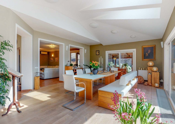 PREDANÉ -5 izb.rodinný dom s POZEMKOM 1330 m2 v tesnej blízkosti lesa s krásnou záhradou,bazénom,záhr.domčekom.