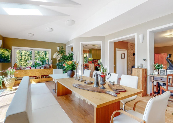 PREDANÉ -5 izb.rodinný dom s POZEMKOM 1330 m2 v tesnej blízkosti lesa s krásnou záhradou,bazénom,záhr.domčekom.