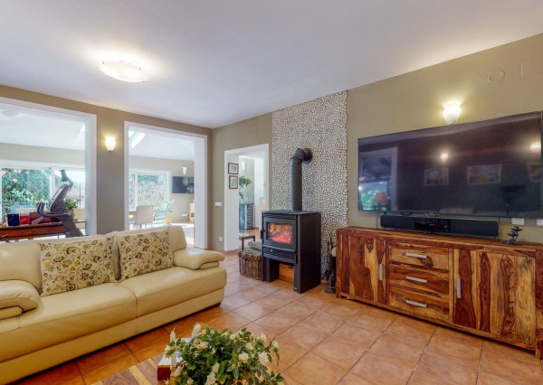 PREDANÉ -5 izb.rodinný dom s POZEMKOM 1330 m2 v tesnej blízkosti lesa s krásnou záhradou,bazénom,záhr.domčekom.