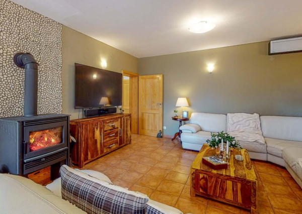 PREDANÉ -5 izb.rodinný dom s POZEMKOM 1330 m2 v tesnej blízkosti lesa s krásnou záhradou,bazénom,záhr.domčekom.