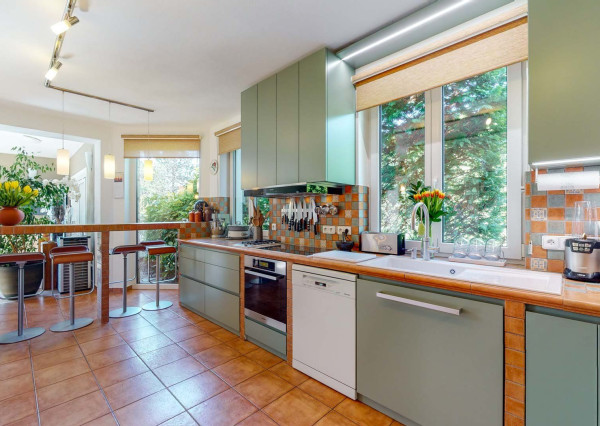 PREDANÉ -5 izb.rodinný dom s POZEMKOM 1330 m2 v tesnej blízkosti lesa s krásnou záhradou,bazénom,záhr.domčekom.