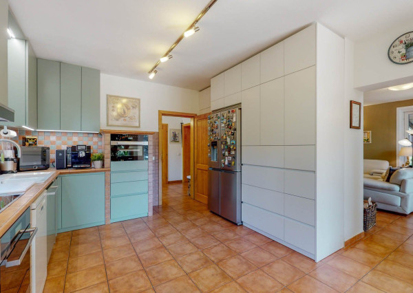 PREDANÉ -5 izb.rodinný dom s POZEMKOM 1330 m2 v tesnej blízkosti lesa s krásnou záhradou,bazénom,záhr.domčekom.