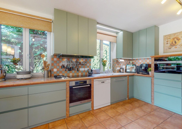 PREDANÉ -5 izb.rodinný dom s POZEMKOM 1330 m2 v tesnej blízkosti lesa s krásnou záhradou,bazénom,záhr.domčekom.