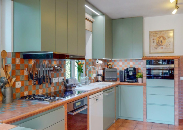 PREDANÉ -5 izb.rodinný dom s POZEMKOM 1330 m2 v tesnej blízkosti lesa s krásnou záhradou,bazénom,záhr.domčekom.