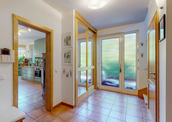 PREDANÉ -5 izb.rodinný dom s POZEMKOM 1330 m2 v tesnej blízkosti lesa s krásnou záhradou,bazénom,záhr.domčekom.