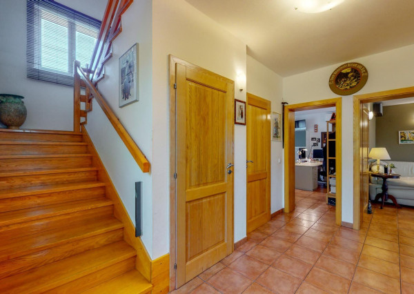 PREDANÉ -5 izb.rodinný dom s POZEMKOM 1330 m2 v tesnej blízkosti lesa s krásnou záhradou,bazénom,záhr.domčekom.