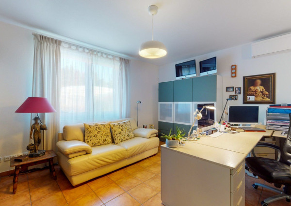 PREDANÉ -5 izb.rodinný dom s POZEMKOM 1330 m2 v tesnej blízkosti lesa s krásnou záhradou,bazénom,záhr.domčekom.