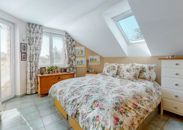 PREDANÉ -5 izb.rodinný dom s POZEMKOM 1330 m2 v tesnej blízkosti lesa s krásnou záhradou,bazénom,záhr.domčekom.