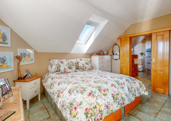 PREDANÉ -5 izb.rodinný dom s POZEMKOM 1330 m2 v tesnej blízkosti lesa s krásnou záhradou,bazénom,záhr.domčekom.