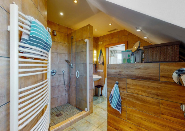 PREDANÉ -5 izb.rodinný dom s POZEMKOM 1330 m2 v tesnej blízkosti lesa s krásnou záhradou,bazénom,záhr.domčekom.