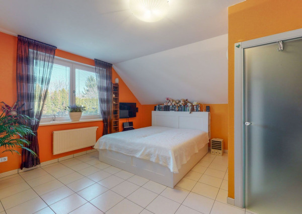 PREDANÉ -5 izb.rodinný dom s POZEMKOM 1330 m2 v tesnej blízkosti lesa s krásnou záhradou,bazénom,záhr.domčekom.