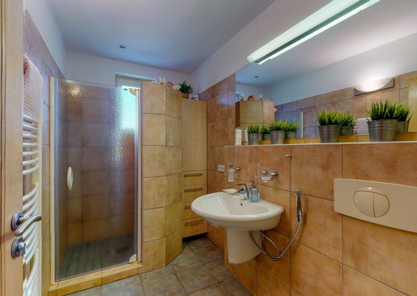 PREDANÉ -5 izb.rodinný dom s POZEMKOM 1330 m2 v tesnej blízkosti lesa s krásnou záhradou,bazénom,záhr.domčekom.