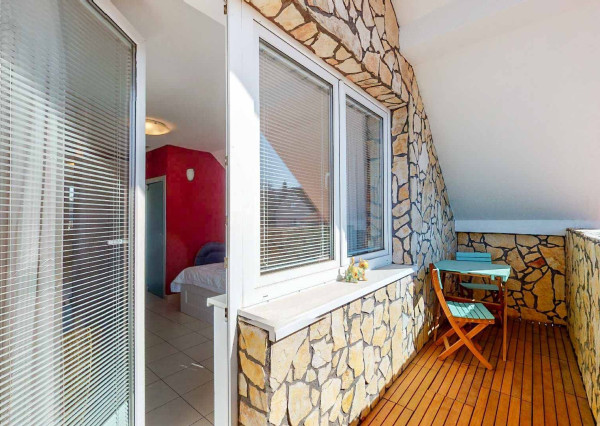 PREDANÉ -5 izb.rodinný dom s POZEMKOM 1330 m2 v tesnej blízkosti lesa s krásnou záhradou,bazénom,záhr.domčekom.