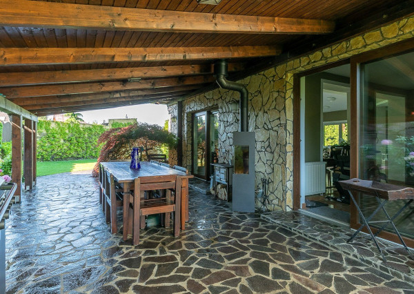 PREDANÉ -5 izb.rodinný dom s POZEMKOM 1330 m2 v tesnej blízkosti lesa s krásnou záhradou,bazénom,záhr.domčekom.