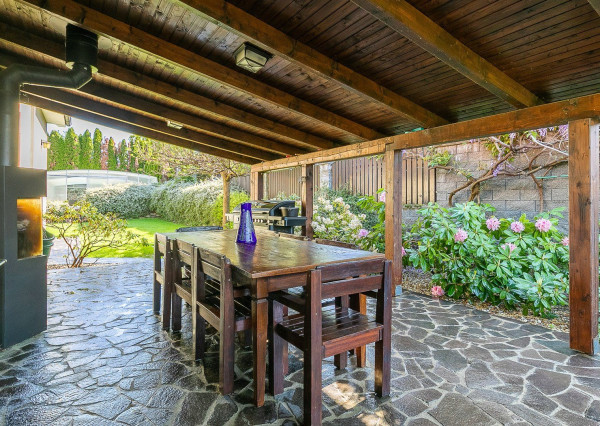 PREDANÉ -5 izb.rodinný dom s POZEMKOM 1330 m2 v tesnej blízkosti lesa s krásnou záhradou,bazénom,záhr.domčekom.