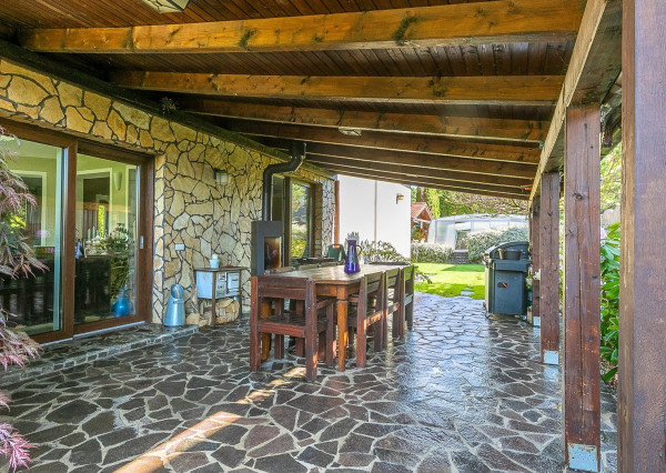 PREDANÉ -5 izb.rodinný dom s POZEMKOM 1330 m2 v tesnej blízkosti lesa s krásnou záhradou,bazénom,záhr.domčekom.