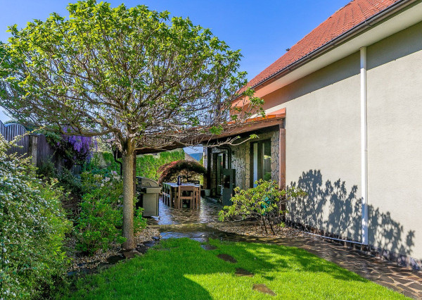 PREDANÉ -5 izb.rodinný dom s POZEMKOM 1330 m2 v tesnej blízkosti lesa s krásnou záhradou,bazénom,záhr.domčekom.