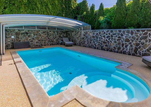 PREDANÉ -5 izb.rodinný dom s POZEMKOM 1330 m2 v tesnej blízkosti lesa s krásnou záhradou,bazénom,záhr.domčekom.