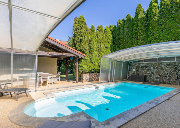 PREDANÉ -5 izb.rodinný dom s POZEMKOM 1330 m2 v tesnej blízkosti lesa s krásnou záhradou,bazénom,záhr.domčekom.