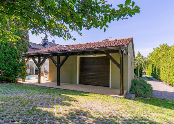 PREDANÉ -5 izb.rodinný dom s POZEMKOM 1330 m2 v tesnej blízkosti lesa s krásnou záhradou,bazénom,záhr.domčekom.