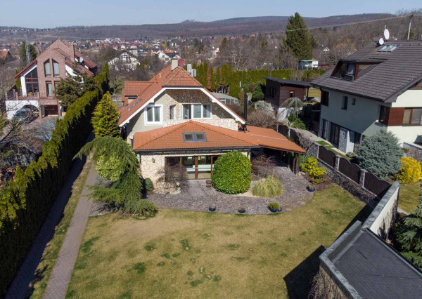 PREDANÉ -5 izb.rodinný dom s POZEMKOM 1330 m2 v tesnej blízkosti lesa s krásnou záhradou,bazénom,záhr.domčekom.