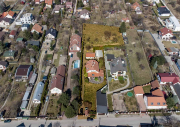 PREDANÉ -5 izb.rodinný dom s POZEMKOM 1330 m2 v tesnej blízkosti lesa s krásnou záhradou,bazénom,záhr.domčekom.