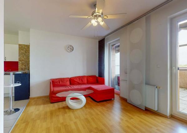 Terasa, pergola, parkovanie v garáži či pivnica, spoznajte ideálny prenájom pre mladý pár.