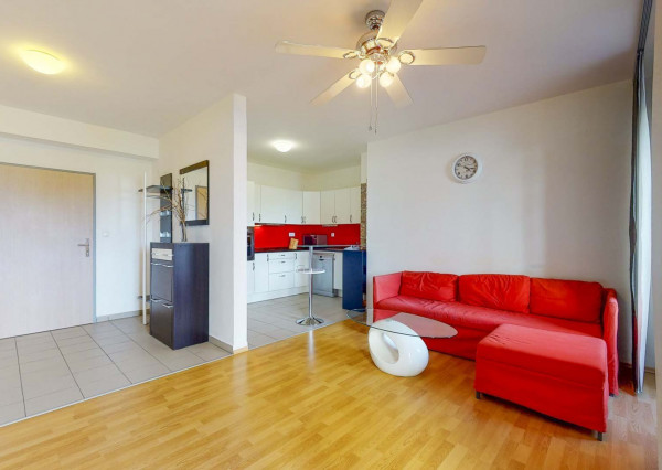 Terasa, pergola, parkovanie v garáži či pivnica, spoznajte ideálny prenájom pre mladý pár.