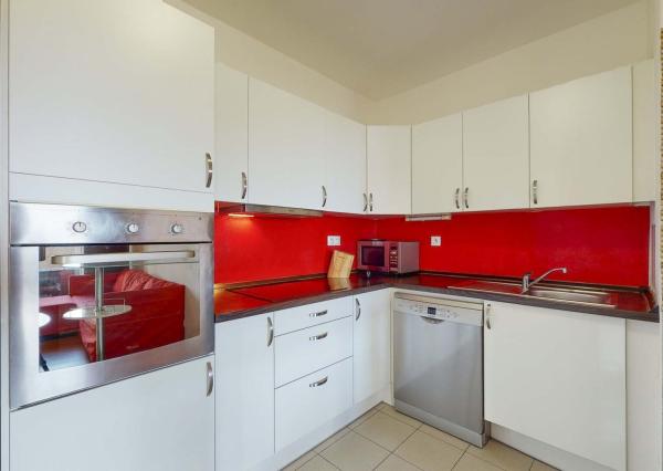 Terasa, pergola, parkovanie v garáži či pivnica, spoznajte ideálny prenájom pre mladý pár.