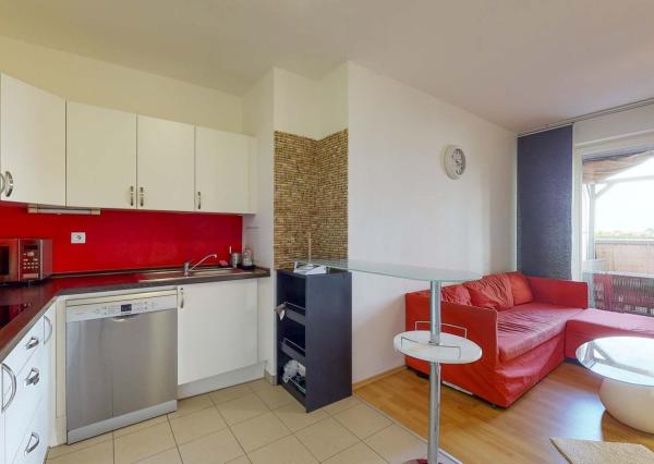 Terasa, pergola, parkovanie v garáži či pivnica, spoznajte ideálny prenájom pre mladý pár.