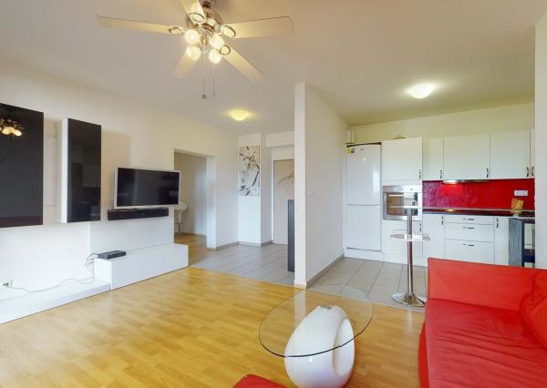 Terasa, pergola, parkovanie v garáži či pivnica, spoznajte ideálny prenájom pre mladý pár.