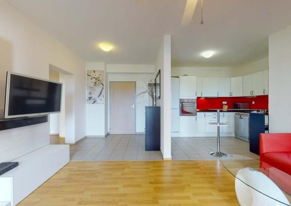 Terasa, pergola, parkovanie v garáži či pivnica, spoznajte ideálny prenájom pre mladý pár.