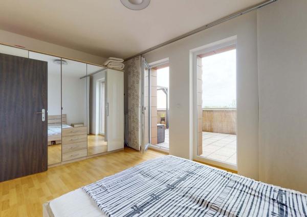 Terasa, pergola, parkovanie v garáži či pivnica, spoznajte ideálny prenájom pre mladý pár.