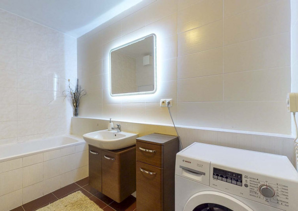 Terasa, pergola, parkovanie v garáži či pivnica, spoznajte ideálny prenájom pre mladý pár.