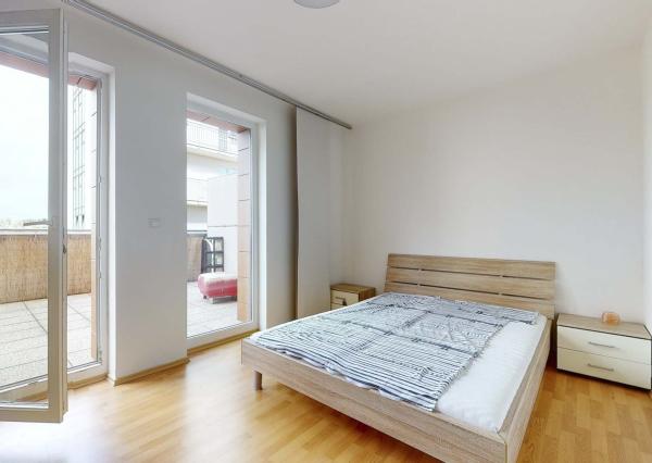 Terasa, pergola, parkovanie v garáži či pivnica, spoznajte ideálny prenájom pre mladý pár.